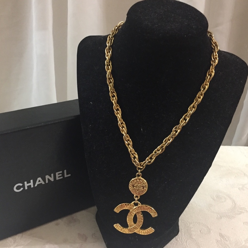 🆕 Chanel CC Oversized Medallion Chain Necklace